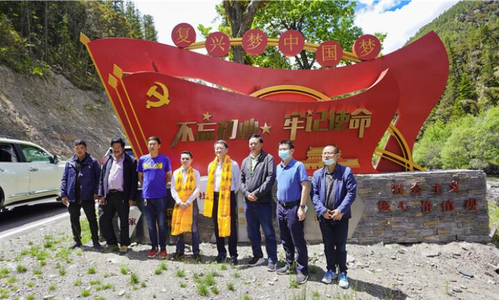 尊龙凯时集团党委书记、董事长任丁率队赴麻格同村推进对口帮扶工作