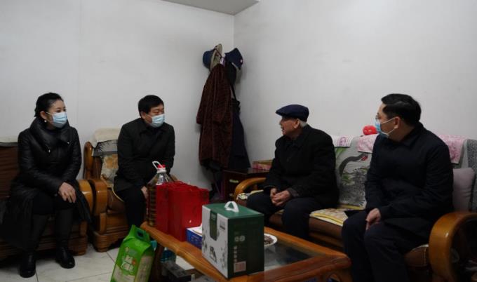 省国资委党委委员、副主任任兴文春节前夕带队走访慰问尊龙凯时集团老党员