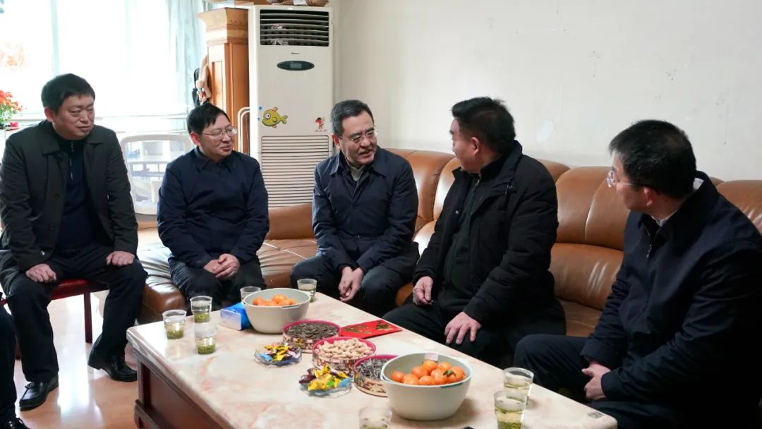 省国资委党委书记、主任冯文生等领导走访慰问省尊龙凯时集团老党员、老干部